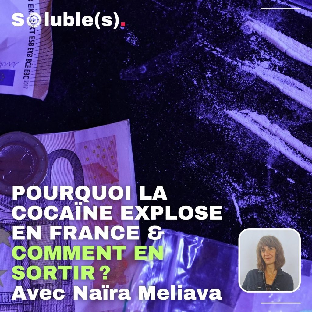 Visuel de couverture pour l’épisode du podcast Soluble(s) sur la cocaïne en France. On voit un billet de 50 euros, des pièces de monnaie, des traces de poudre blanche en lignes sur fond noir évoquant de la cocaïne, un petit sachet plastique, et la photo de l’invitée Naïra Meliava. Texte en surimpression : « Pourquoi la cocaïne explose en France & comment en sortir ? Avec Naïra Meliava ». Ambiance sombre, ton informatif, prévention et accompagnement.